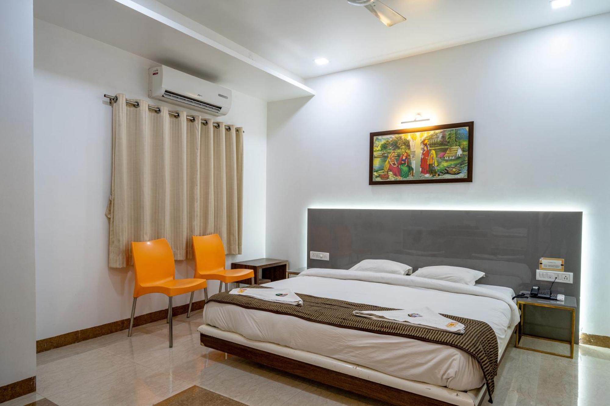 Hotel Darshan Executive Tuljapur Eksteriør bilde