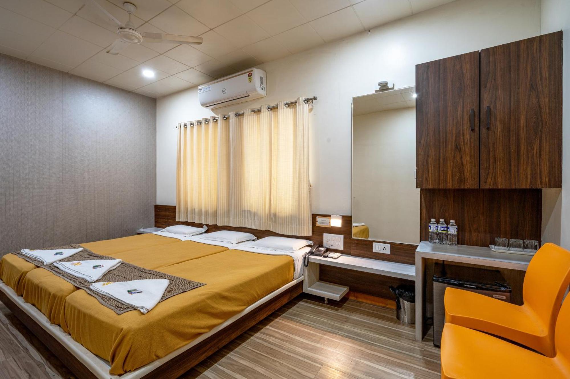 Hotel Darshan Executive Tuljapur Eksteriør bilde